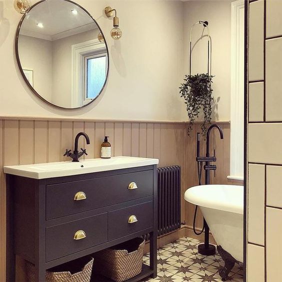 small Victorian bathroom